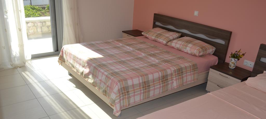 Riviera Rooms Himare Room photo
