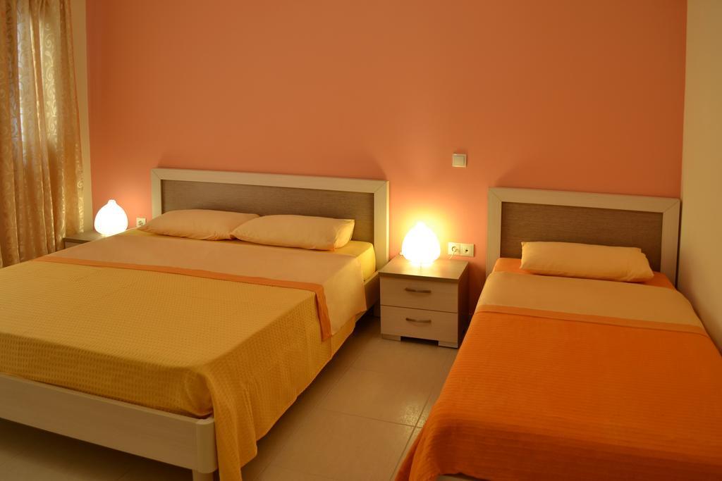 Riviera Rooms Himare Room photo