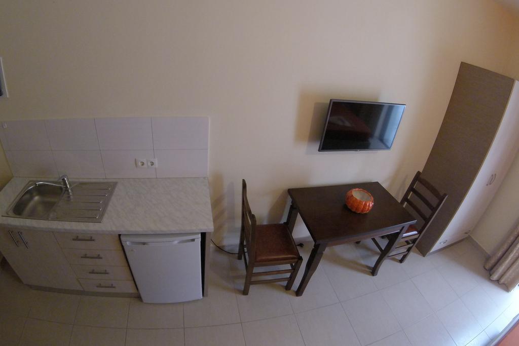 Riviera Rooms Himare Exterior photo