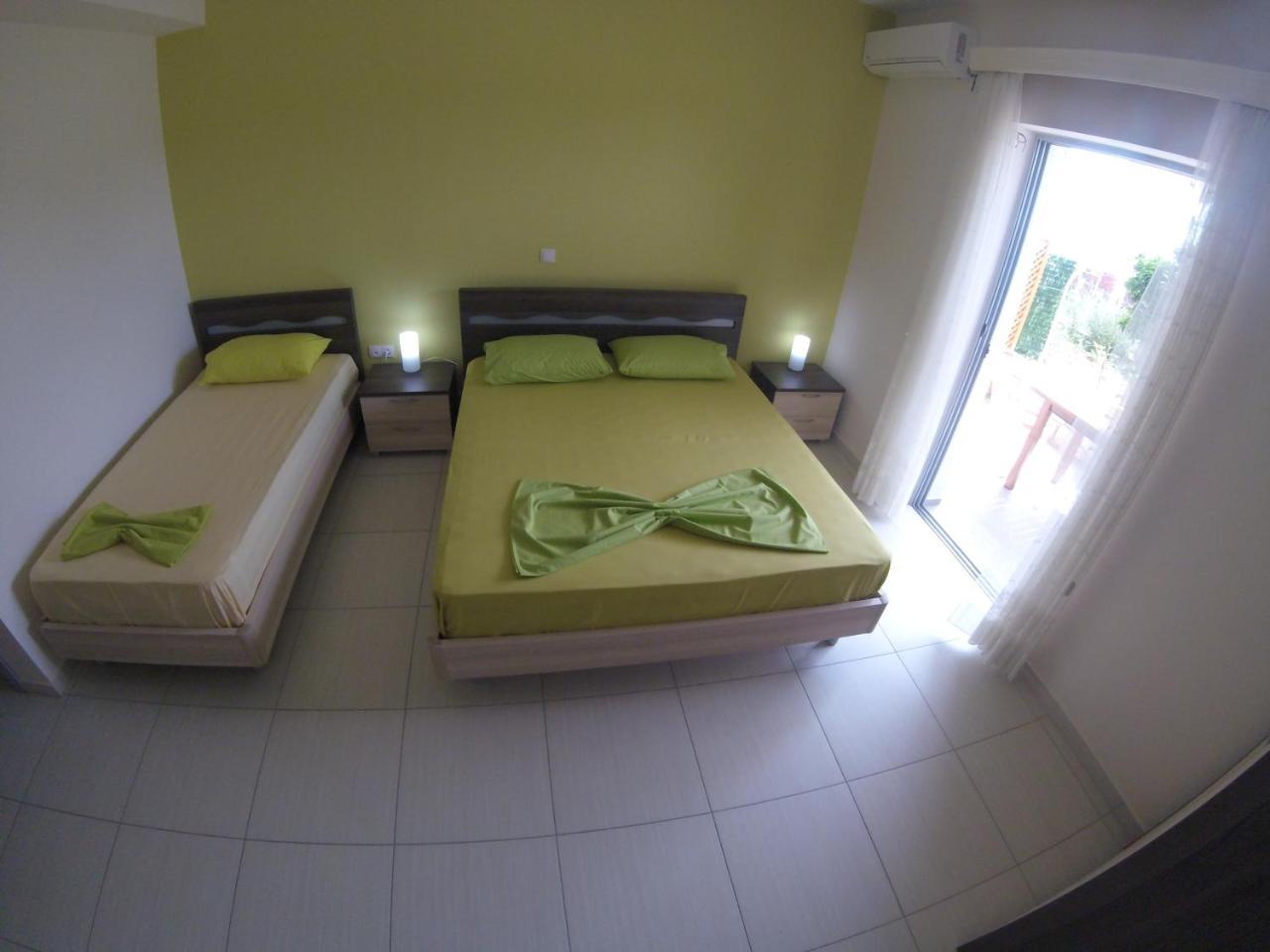 Riviera Rooms Himare Exterior photo