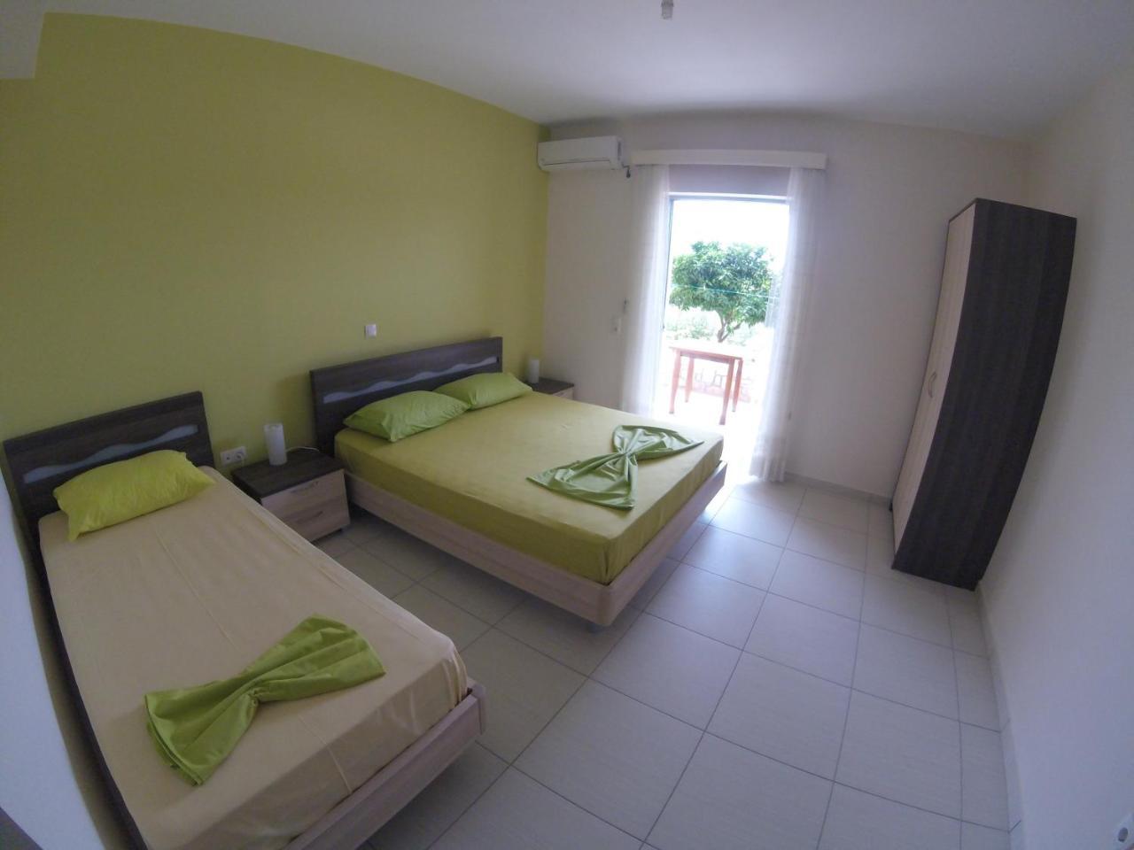 Riviera Rooms Himare Exterior photo